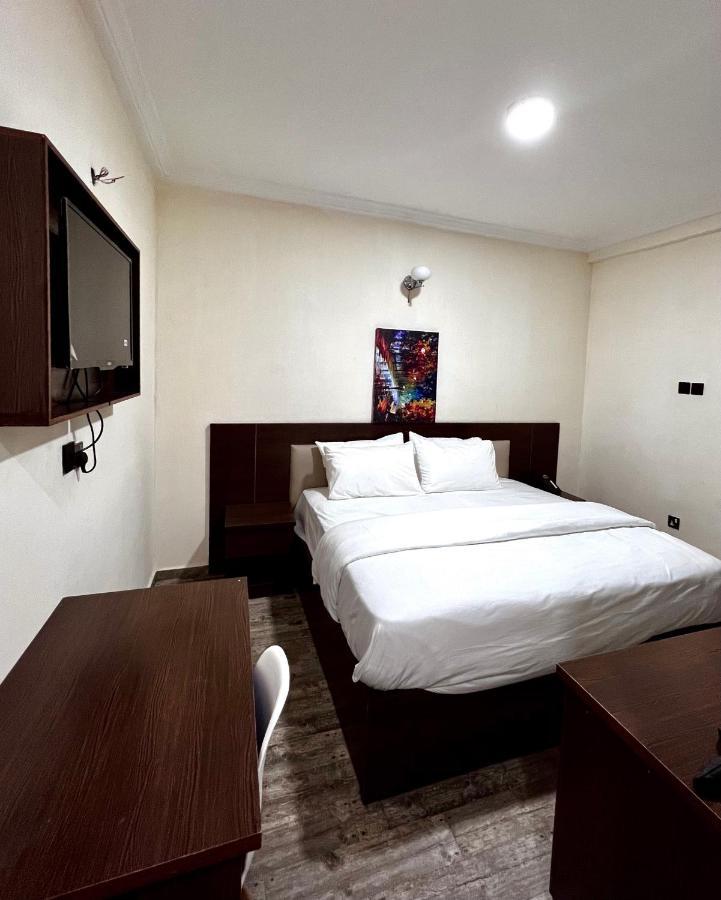 Fragrance Apartments And Suites Ибадан Екстериор снимка